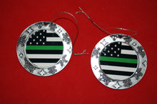 Load image into Gallery viewer,  Thin Green line Christmas Wreath Shaped Ornament
